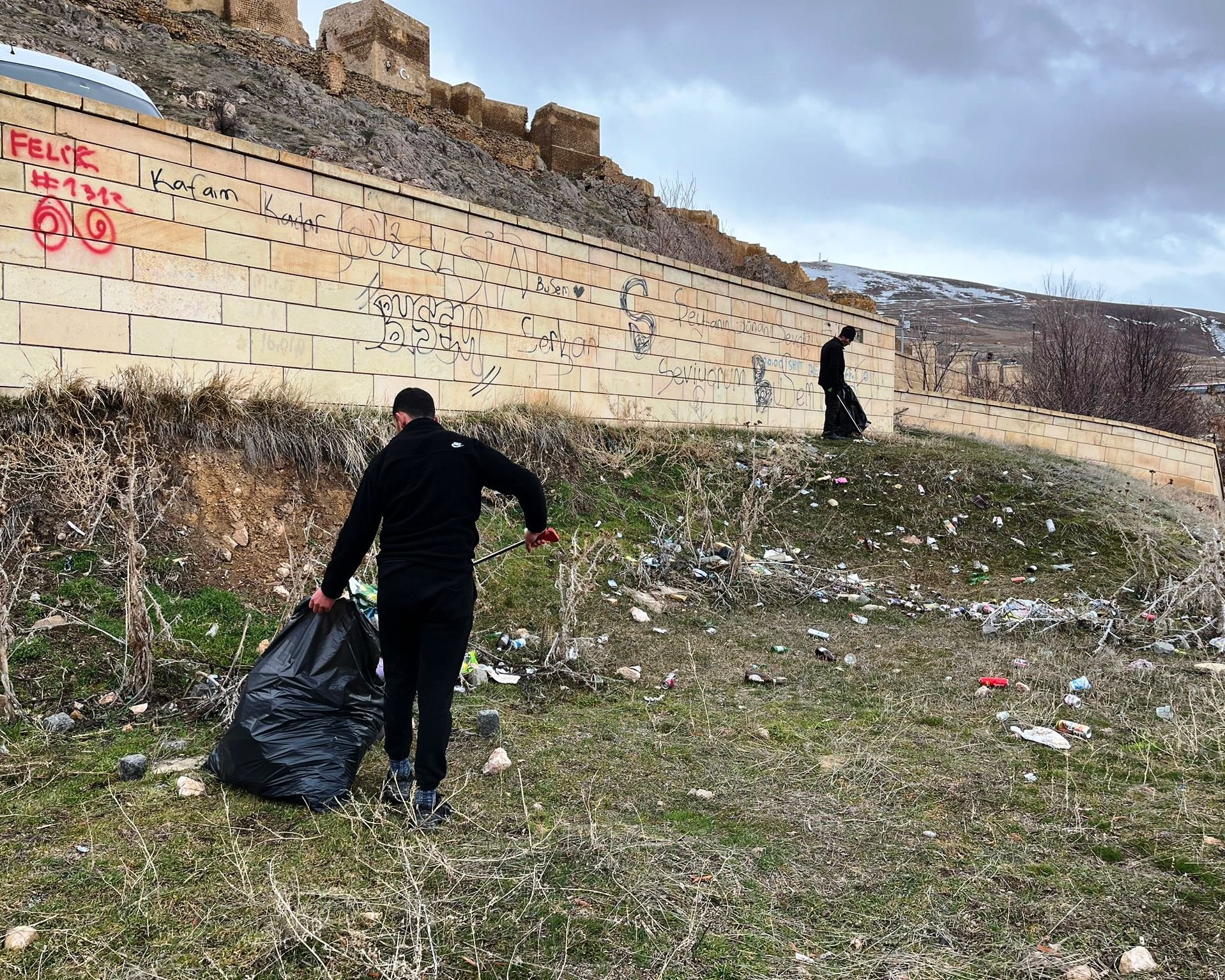 Bayburt Kalesi, çöp yığınlarından arındırıldı!