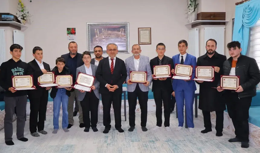 Bayburt’ta Kur’an Kursu Öğrencileri Hafızlık Belgelerini Aldı