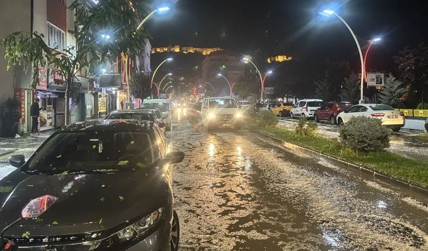Bayburt’ta aniden bastıran dolu hayatı olumsuz etkiledi!