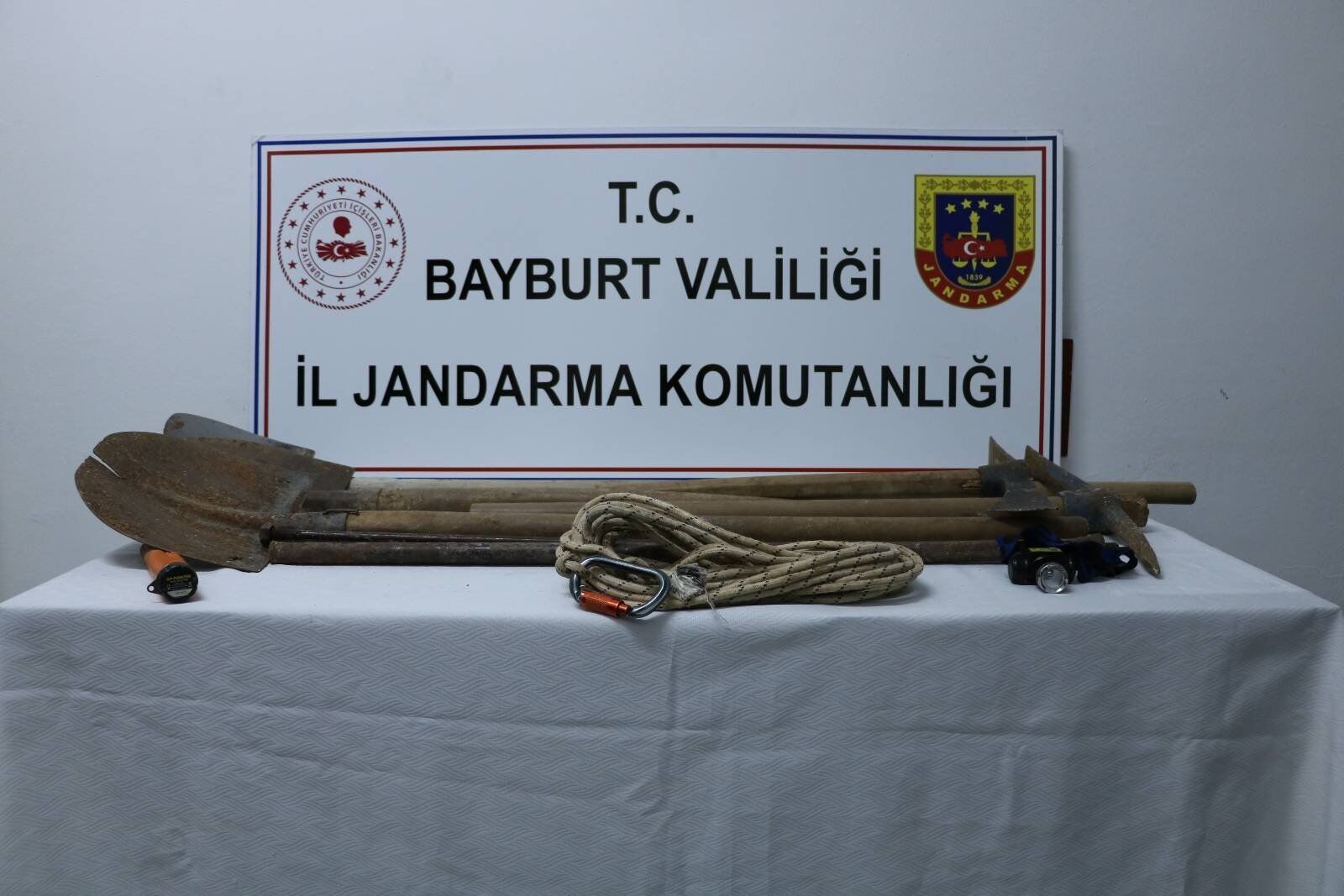 Bayburt’ta kaçak kazı yapan 6 şüpheliye suçüstü!