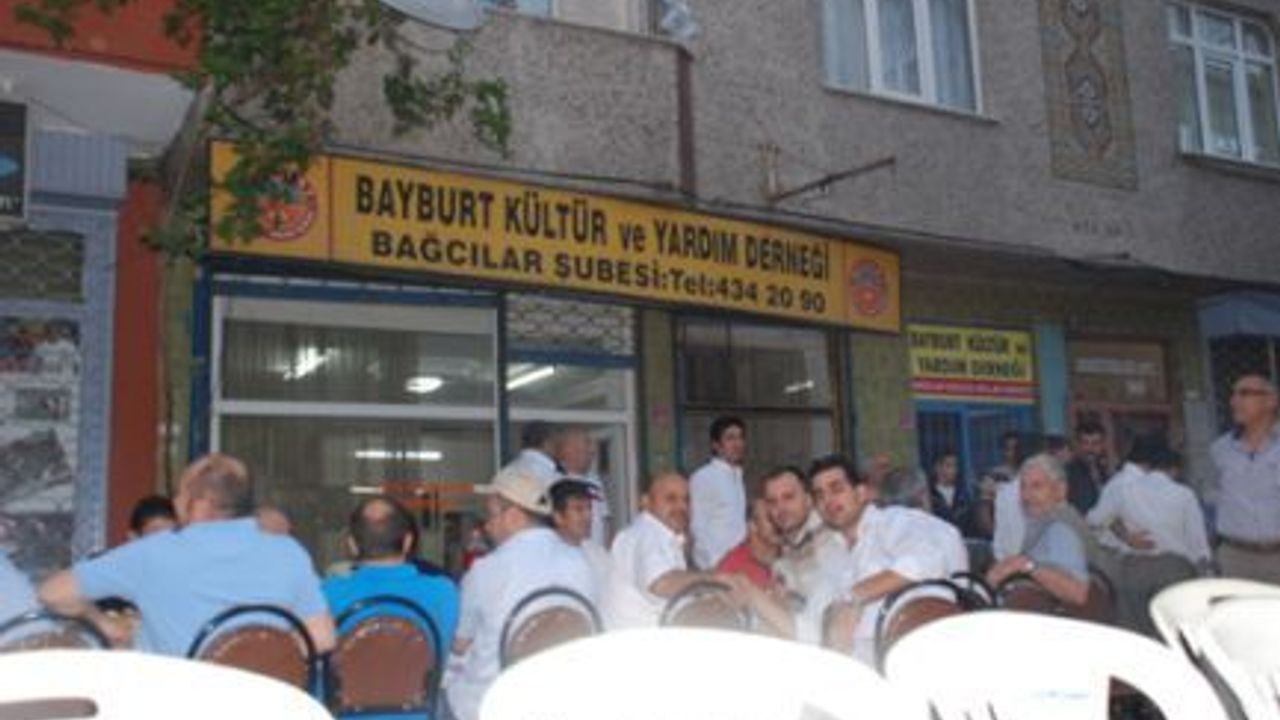 Bayburt Kültür ve Yardım Derneği Bağcılar Şubesi hemşerilerini iftar yemeği verdi