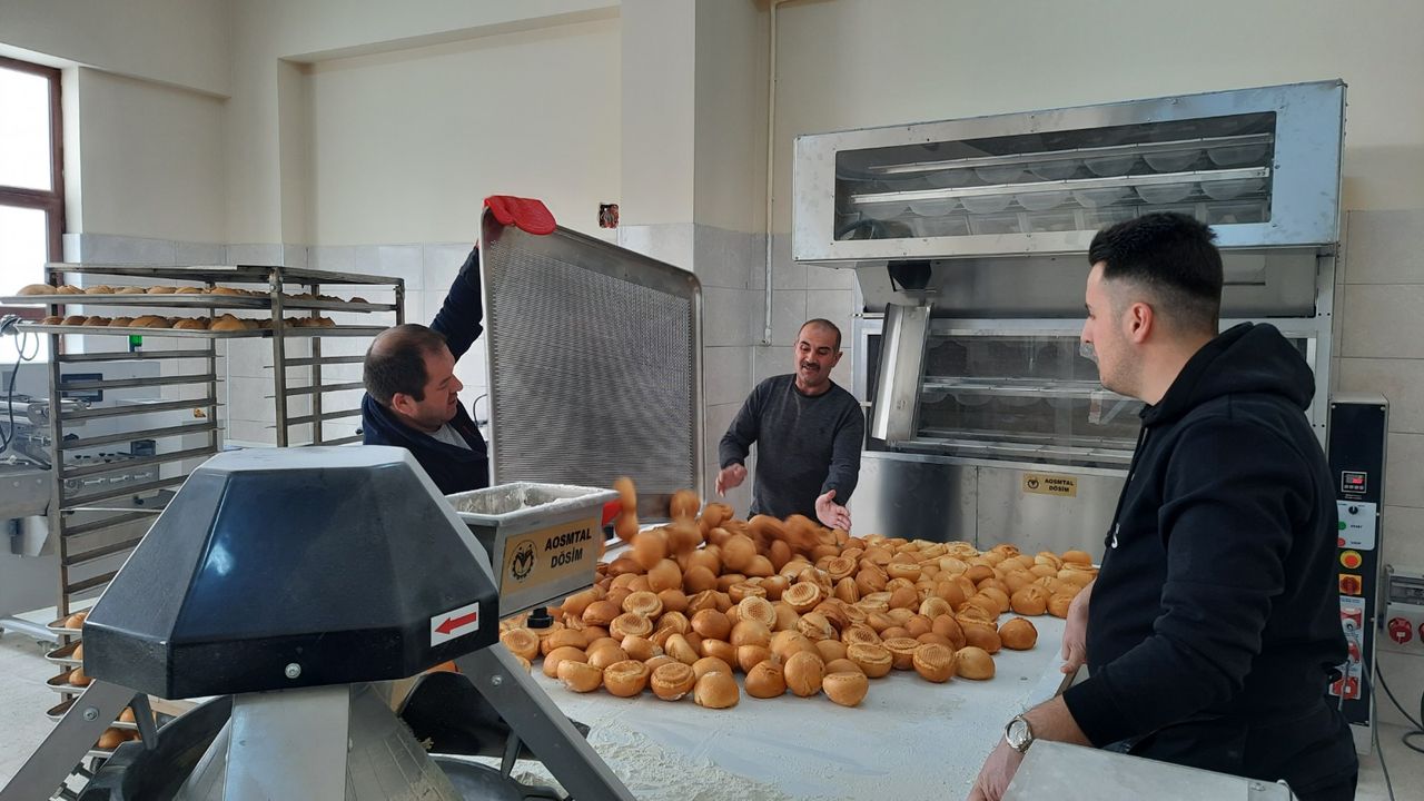 Mesleki Anadolu lisesi günlük ekmek üretimine devam ediyor