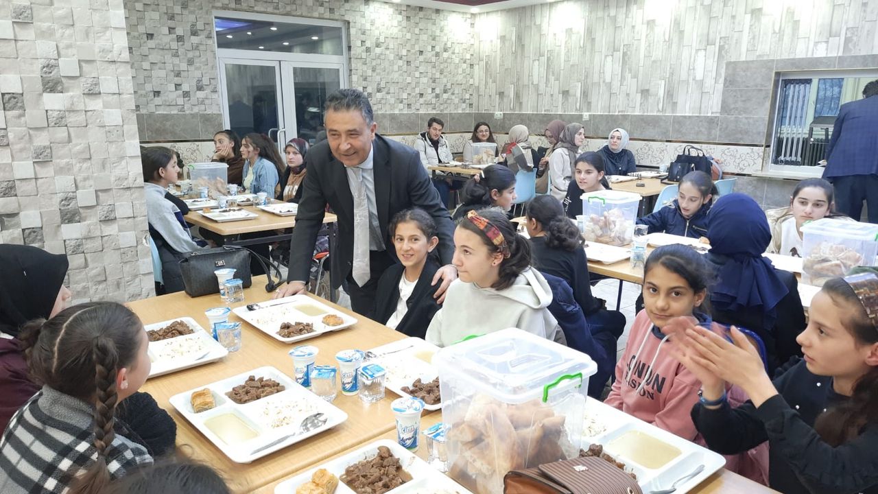 Liseli öğrenciler iftar sofrasında orta ve ilkokul öğrencilerini misafir etti