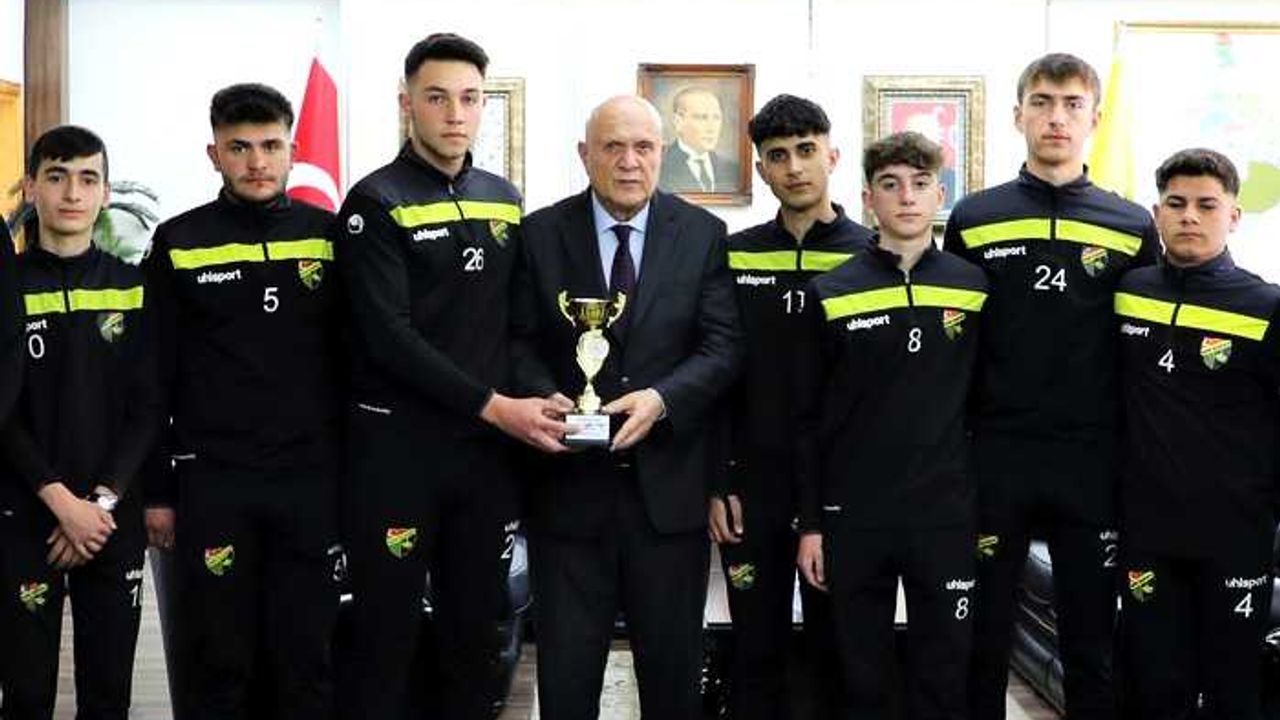 Bayburt Belediyespor U18 Futbol Takımı Bayburt Şampiyon Oldu