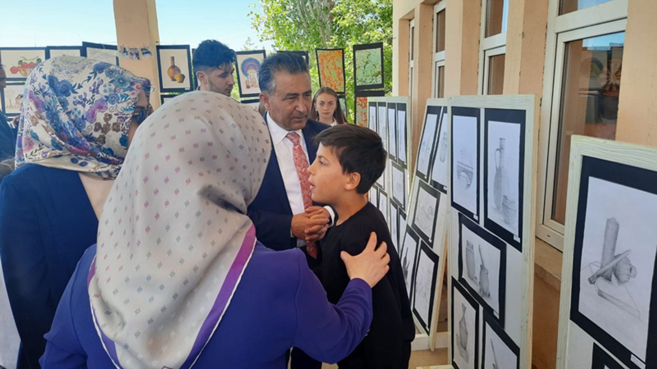 Akşar genç Osman imam hatip ortaokulundan görsel sanatlar sergisi