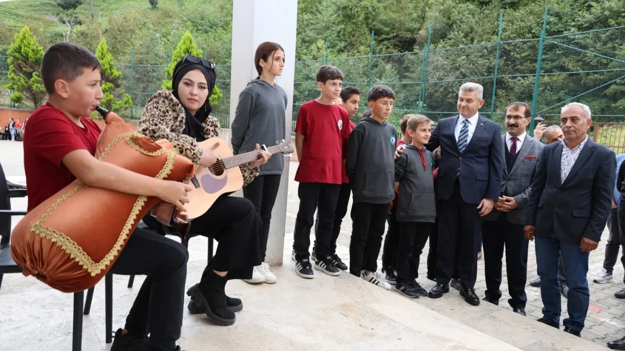 Artvin'de tulumla karşılanan Vali Ergün'den halı saha istediler