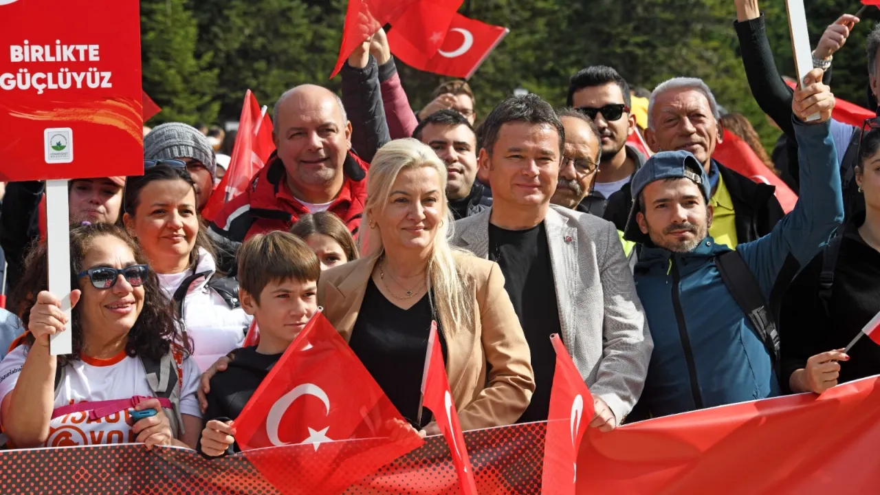 Bursa Uludağ’da yüzlerce kişi Cumhuriyet'in izinde