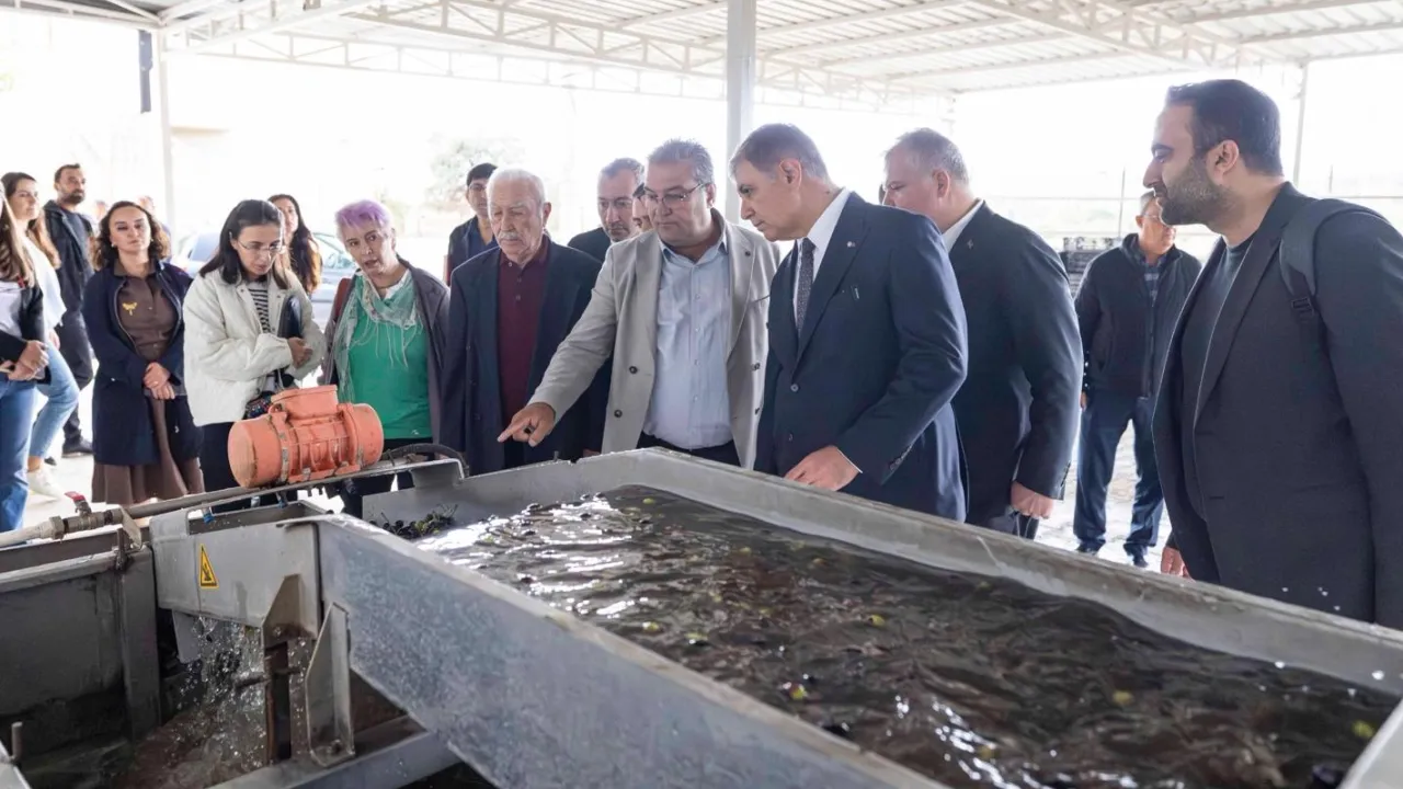 İzmir'de sezonun ilk zeytinyağı Başkan Tugay’dan