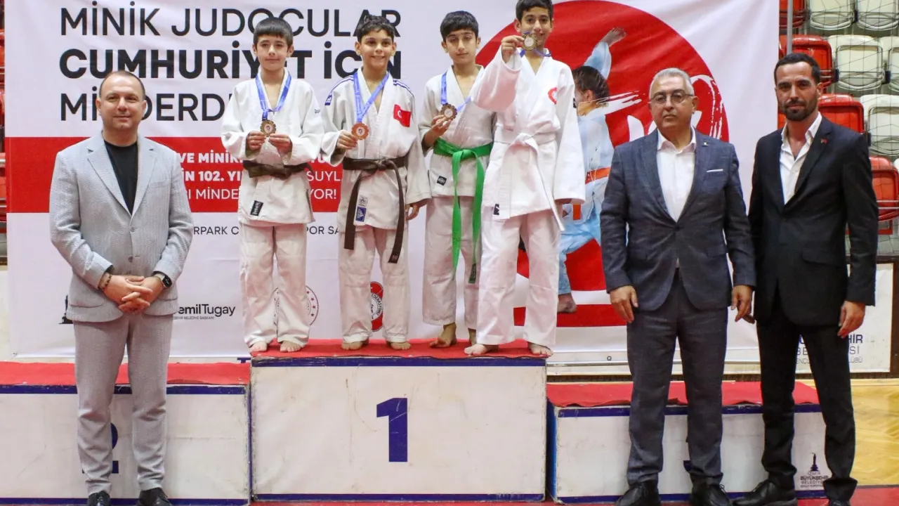 İzmirli minik sporcular Cumhuriyet için ter döktü