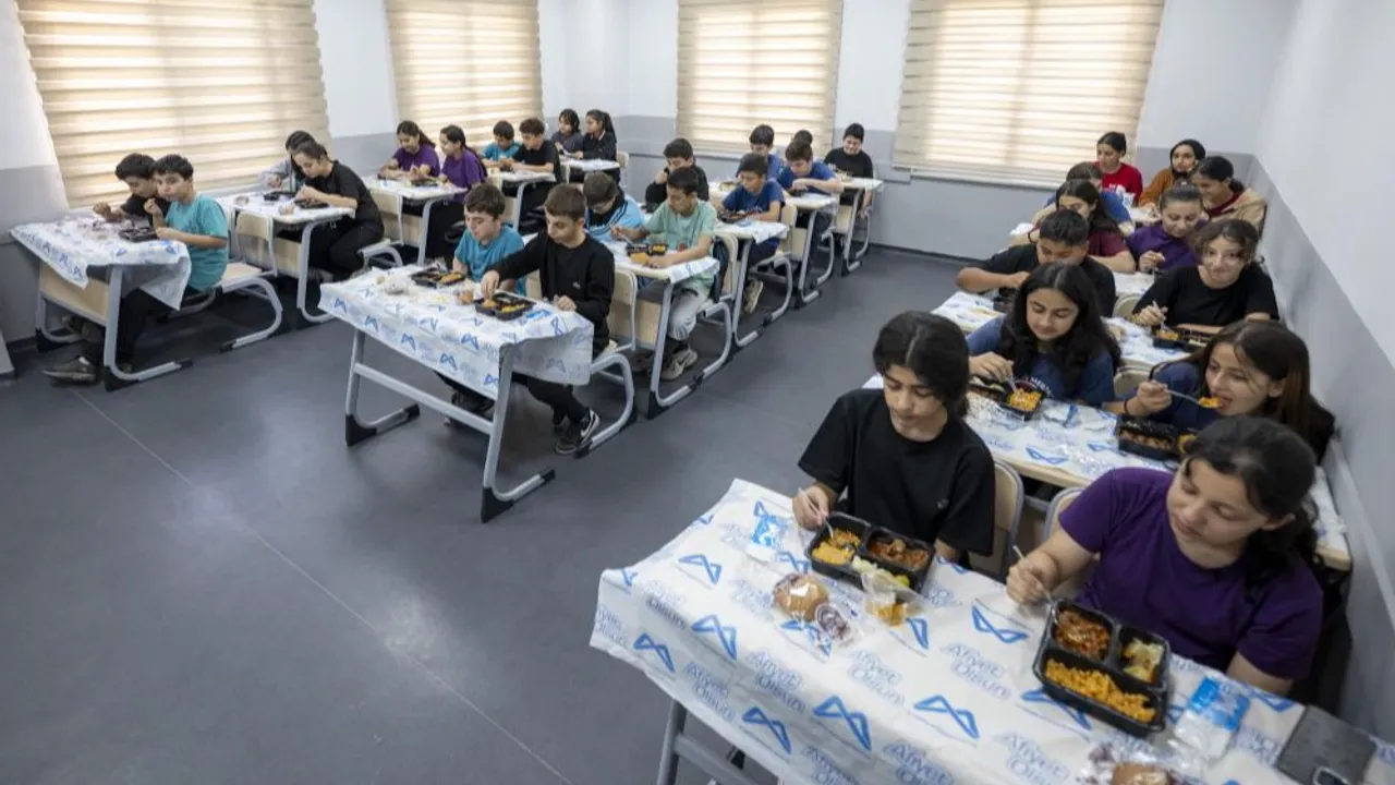 Mersin'de öğrencilere hem eğitim hem sıcak yemek desteği