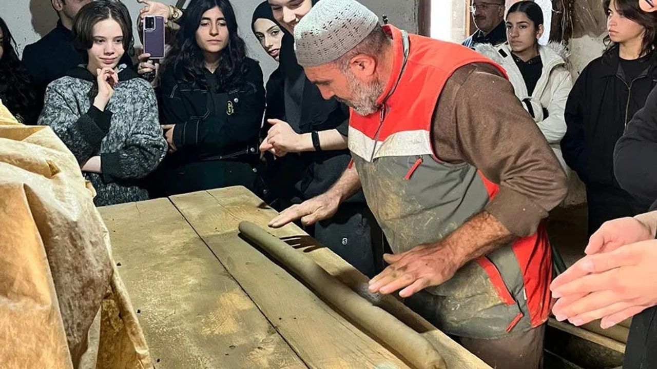 Bayburt'ta Öğrenciler tandır yapımına tanıklık etti