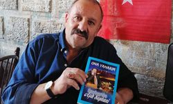 Aşık Süphani yeni Şiir Kitabını hediye etti.
