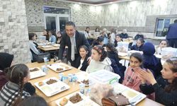 Liseli öğrenciler iftar sofrasında orta ve ilkokul öğrencilerini misafir etti