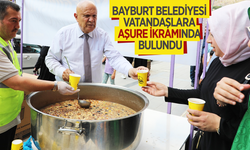 Bayburt'ta Aşure gününde vatandaşa Aşure dağıtıldı