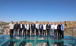 Başkan pekmezci misafirlerini seyir terasında ağırladı