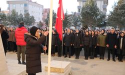 Bayburt’ta kız lisesi öğrencileri Aziz şehitlerimiz için saygı duruşunda bulundu