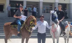 Bayburt’ta  öğrenciler karnelerini almaya atlarıyla geldiler.