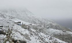 Bayburt’ta yüksek kesimlere mevsimin ilk kar'ı yağdı