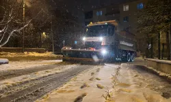 Ankara Keçiören'de ekipler yolları tuzlamaya devam