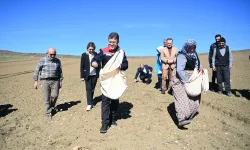 Bakan Yumaklı Taşköprü'de... Önlüğü giydi, sarımsak ekti