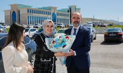 Üniversite Personeli, Rektör Türkmen’e karşılama töreni yaptı