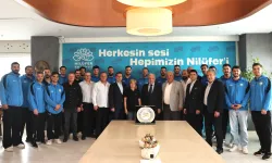 Nilüferli hentbolcular başarılarını Başkan Özdemir’le paylaştı