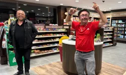 Karadeniz müziğiyle coşan sürücü Düzce’de yüzleri güldürdü