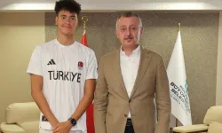 Kocaeli'de Başkan Büyükakın genç milli yüzücüyü kabul etti