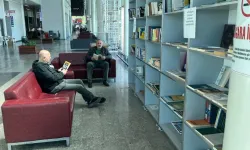 Ordu'da yolcular otobüslerini kitap okuyarak bekliyor