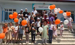 Sakarya'nın tebessüm ekibi ilçelerede miniklere neşe saçtı
