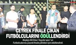 Çeyrek finale çıkan futbolcularını ödüllendirdi
