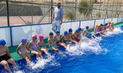 İzmir'de mahalleye havuz geldi, çocuklar bayram etti