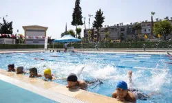 Mersin’de 7’den 70’e Herkes Eğlenerek Yüzme Öğreniyor