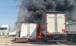 İzmir İtfaiyesi'nden konteyner yangınına müdahale