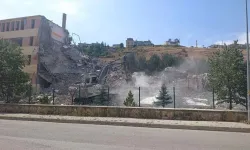 Bayburt'ta 41 yıllık o okul binası yıkıldı!