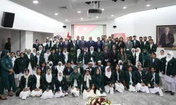 Bakan Tekin Pakistanlı öğrencileri kabul etti