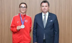 Başkan Erkan Aydın Bursa’nın gururu şampiyon sporcuyu ağırladı