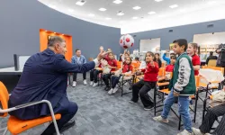 Başkan Tugay okudu, Kadifekaleli çocuklar dinledi