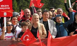 Bursa Uludağ’da yüzlerce kişi Cumhuriyet'in izinde