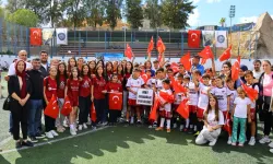 İzmir Karabağlar’da amatör spor kulüplerine büyük destek