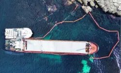 Karadeniz'de nefes kesen operasyon... Karaya oturan gemideki yakıt güvenle tahliye edildi!