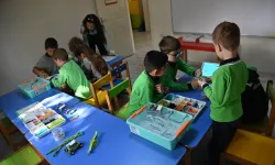 Manisalı minikler robotik kodlama öğreniyor
