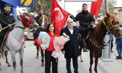 Bayburt’un Gururu Elif Nur Turhan, çiçeklerle karşılandı