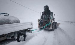 Bayburt'ta mahsur kalan araçlar kurtarıldı