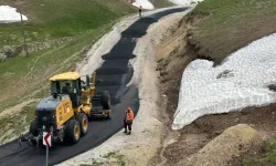 Karayolları Bayburt ekipleri Balahor yolunu asfaltlıyor
