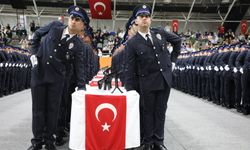 Bayburt’ta 342 polis adayı mezuniyet sevinci yaşayıp kep fırlattı.