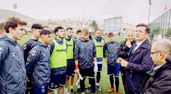 Bayburt İl Emniyet Müdürü Barış Erkol'dan takıma tatlı ikramı