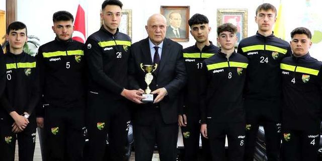 Bayburt Belediyespor U18 Futbol Takımı Bayburt Şampiyon Oldu