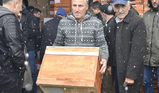 Bayburt İl Tarım Müdürlüğü 2 Bin 561 kovan ve Ekipman dağıttı.