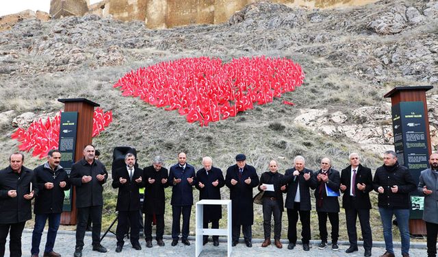 Kalede Türk Bayrağı gösterisi düzenlendi.